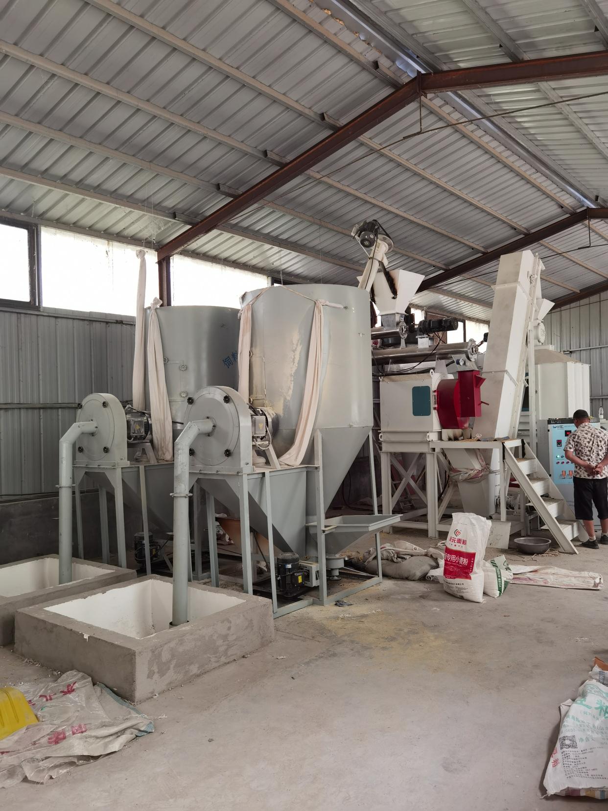 全自動(dòng)顆粒飼料加工機(jī)器設(shè)備 養(yǎng)殖戶的得力助手